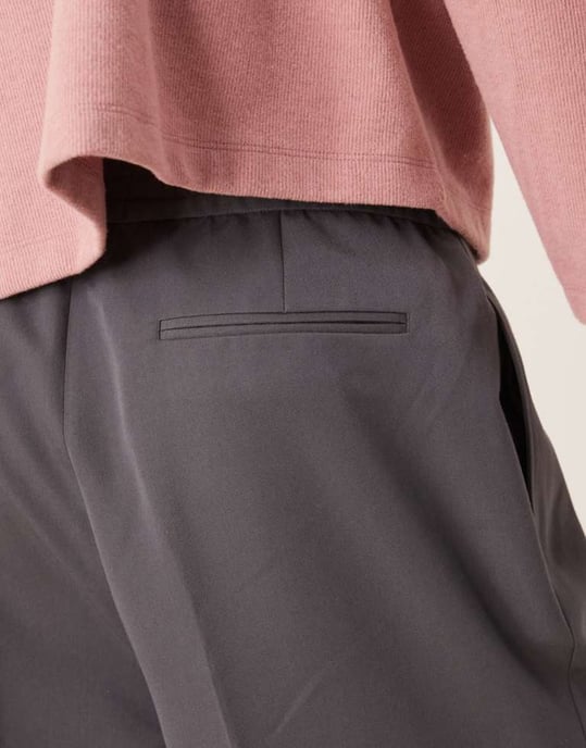 ASOS DESIGN smart vida byxor med framvända veck i grått med elastisk midja - Image 4