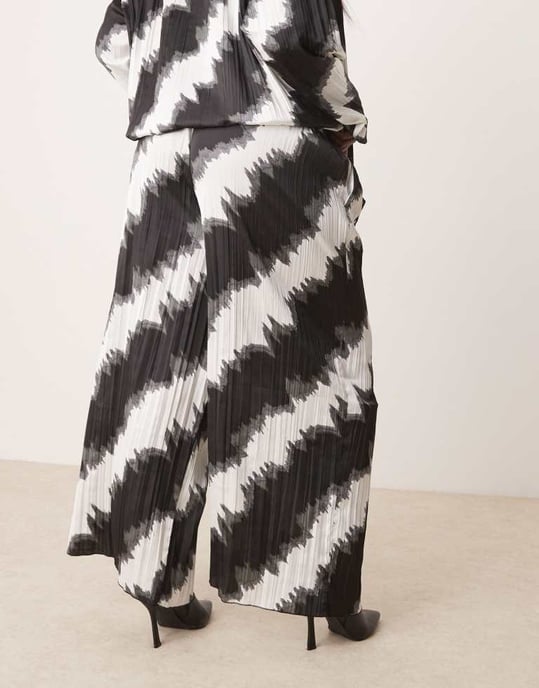 ASOS DESIGN Curve plisserad vida byxor-set i monokromt mönster - Image 2