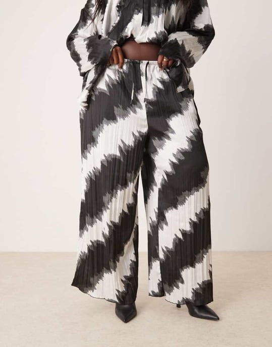 ASOS DESIGN Curve plisserad vida byxor-set i monokromt mönster - Image 3
