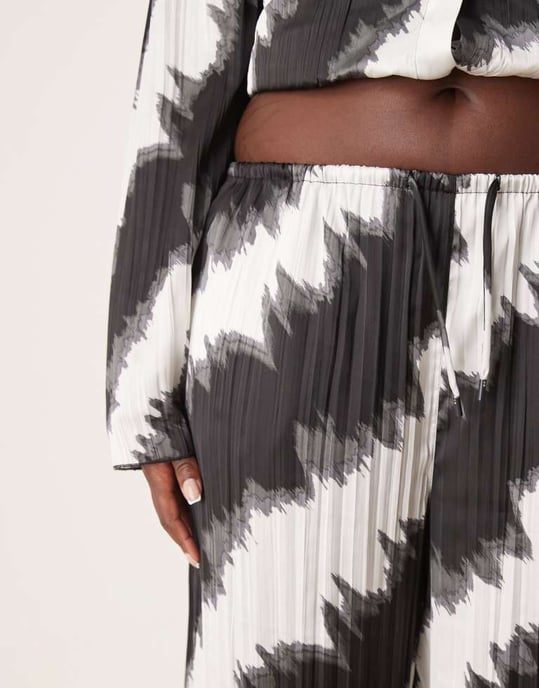 ASOS DESIGN Curve plisserad vida byxor-set i monokromt mönster - Image 4