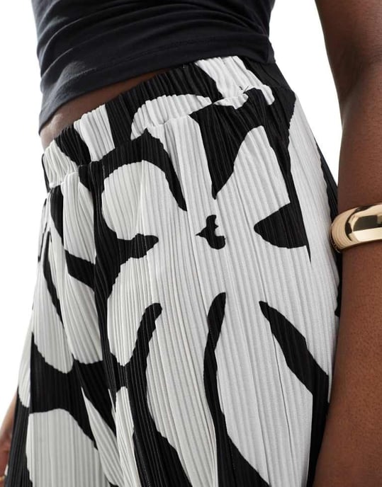 Vero Moda Tall high waist wide leg plisse trouser in monochrome floral print - Image 2