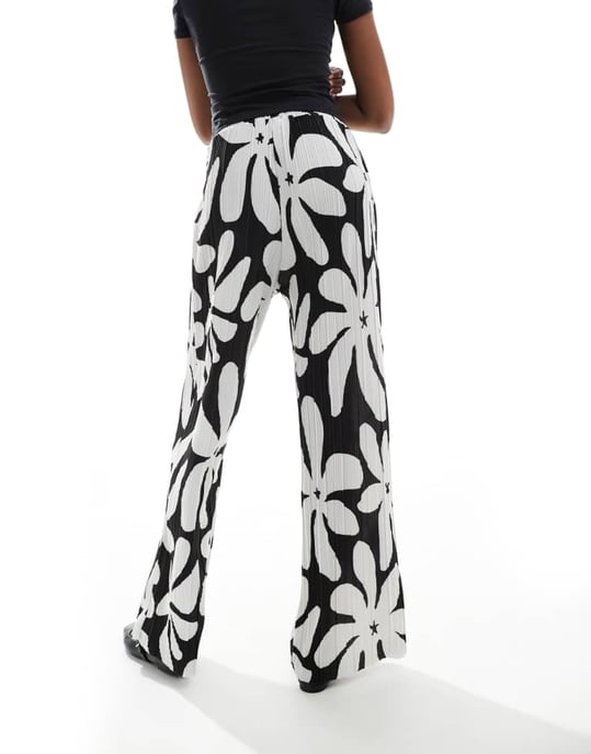 Vero Moda Tall high waist wide leg plisse trouser in monochrome floral print - Image 3
