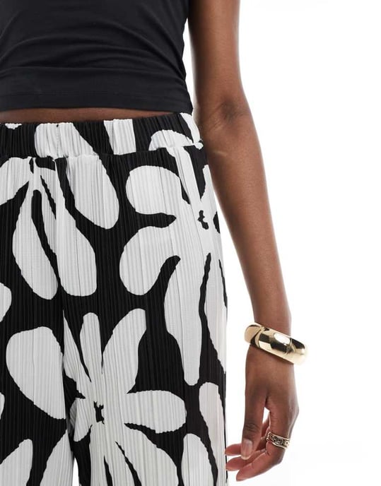 Vero Moda Tall high waist wide leg plisse trouser in monochrome floral print - Image 4