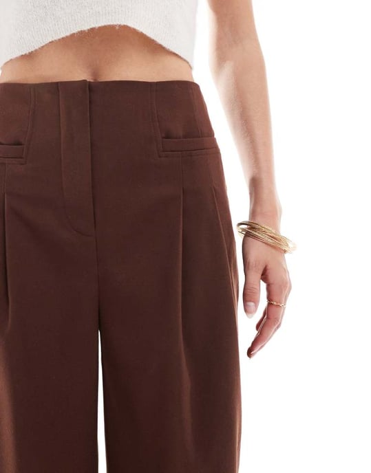 ASOS DESIGN Lång skräddarsydd vida byxor med veckdetalj i choklad - Image 2