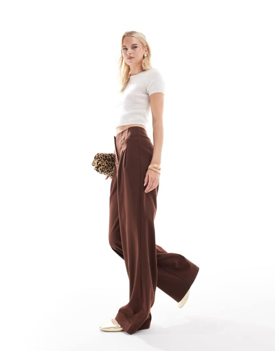 ASOS DESIGN Lång skräddarsydd vida byxor med veckdetalj i choklad - Image 3