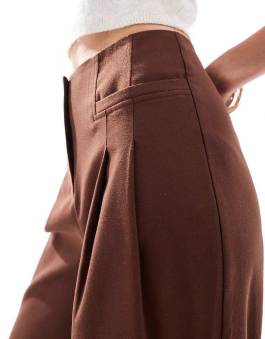 ASOS DESIGN Lång skräddarsydd vida byxor med veckdetalj i choklad - Image 4