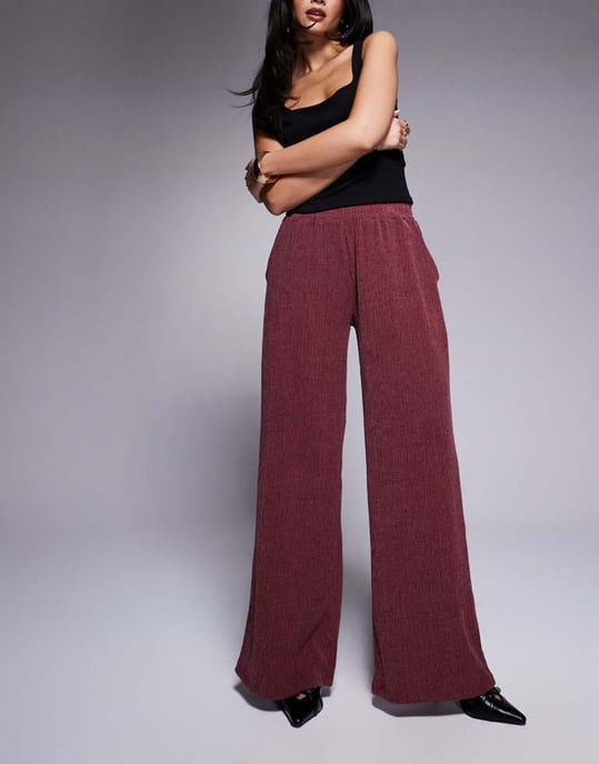 ASOS DESIGN texturerad byxa med vid ben i bordeaux - Image 3