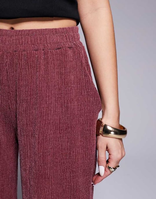 ASOS DESIGN texturerad byxa med vid ben i bordeaux - Image 4