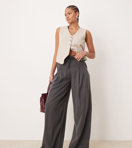 ASOS DESIGN Lång plisserad byxa med vida ben och knytning i grått - Image 1