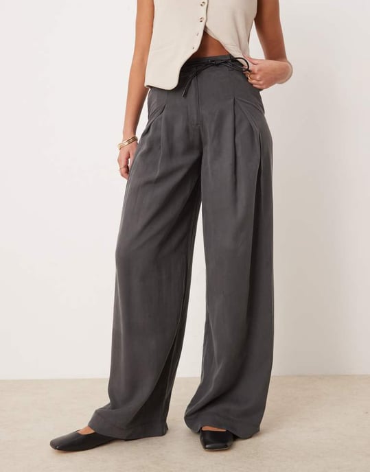 ASOS DESIGN Lång plisserad byxa med vida ben och knytning i grått - Image 2