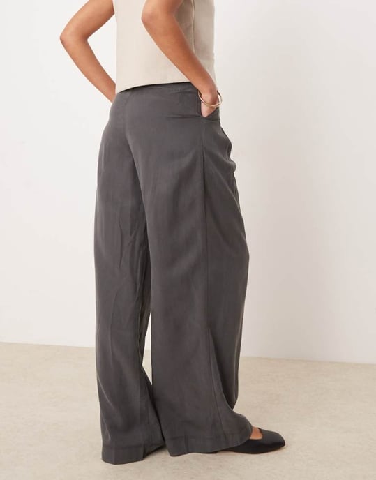 ASOS DESIGN Lång plisserad byxa med vida ben och knytning i grått - Image 3