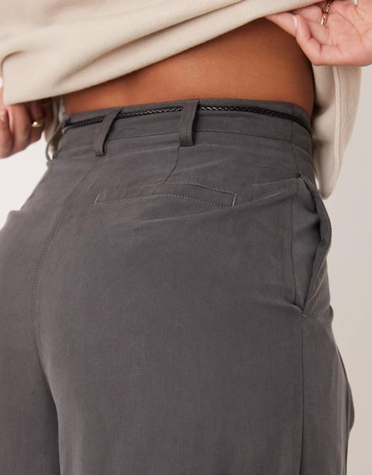 ASOS DESIGN Lång plisserad byxa med vida ben och knytning i grått - Image 4