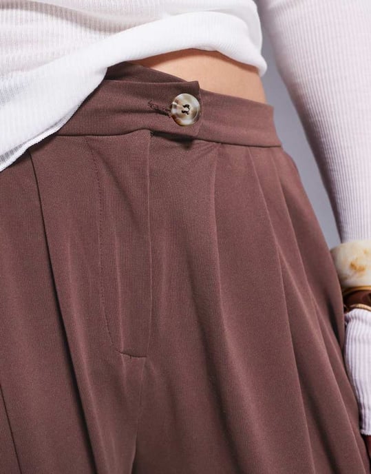 ASOS DESIGN super vid modalbyxa med veckdetalj i choklad - Image 4
