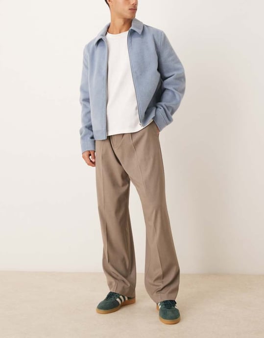 ASOS DESIGN smart vida byxor med tredubbla veck i beige med halvmjuk midja - Image 1