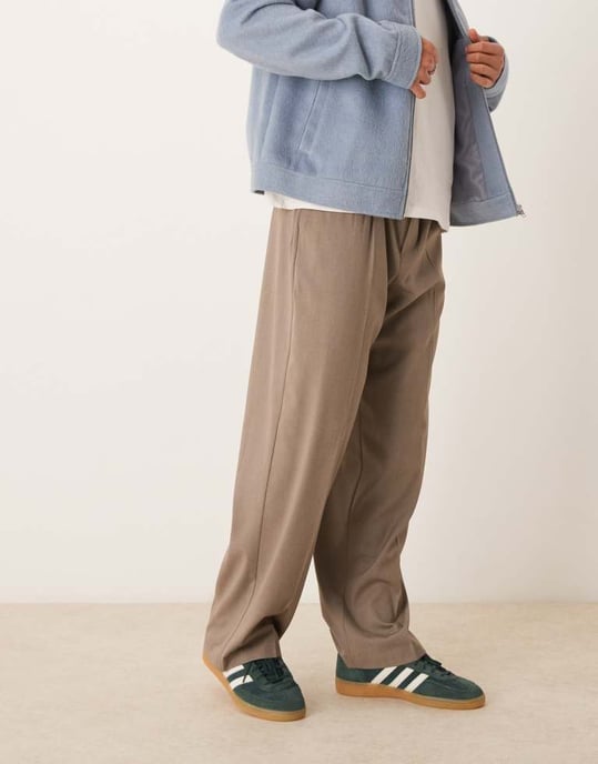 ASOS DESIGN smart vida byxor med tredubbla veck i beige med halvmjuk midja - Image 2