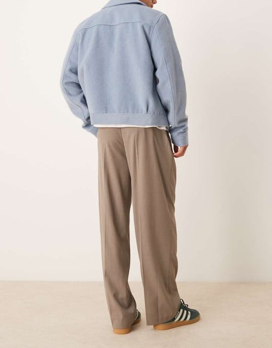 ASOS DESIGN smart vida byxor med tredubbla veck i beige med halvmjuk midja - Image 3