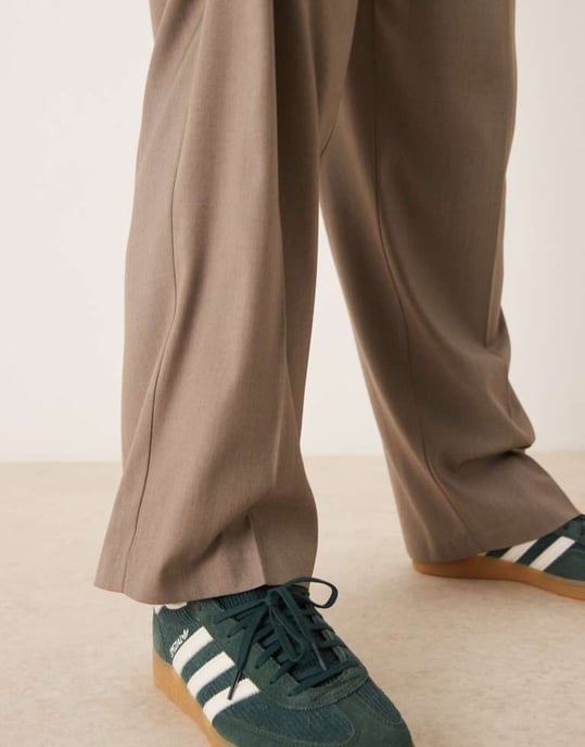 ASOS DESIGN smart vida byxor med tredubbla veck i beige med halvmjuk midja - Image 4
