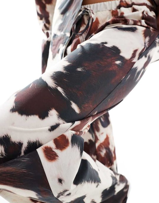 ASOS DESIGN poplinbyxar med vida ben i getskinnsmönster - Image 3