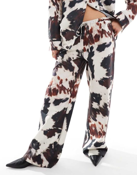 ASOS DESIGN poplinbyxar med vida ben i getskinnsmönster - Image 4