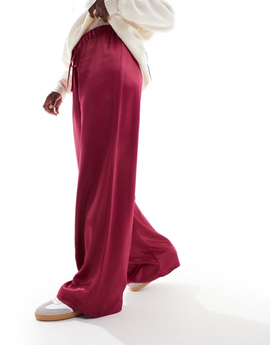 ASOS DESIGN satin bredbenad byxa i vinröd - Image 1