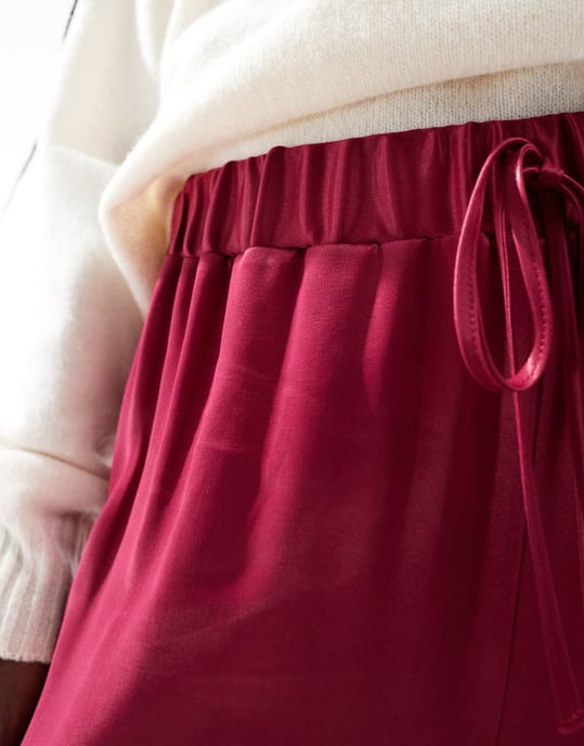 ASOS DESIGN satin bredbenad byxa i vinröd - Image 3