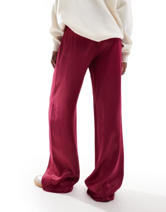 ASOS DESIGN satin bredbenad byxa i vinröd - Image 4