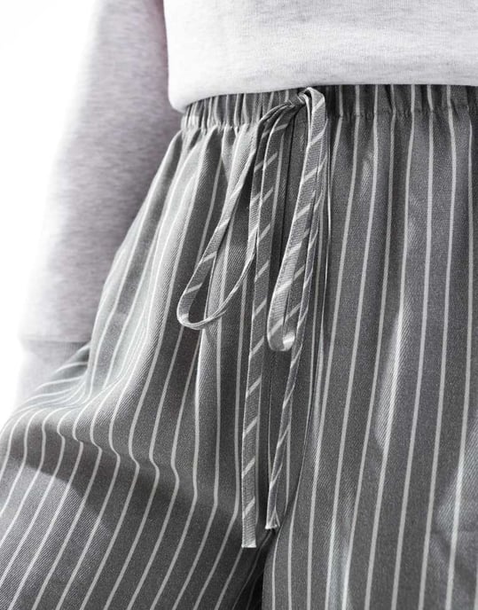 ASOS DESIGN vida ben dragkedjebyxa i grå rand - Image 2