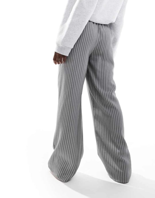 ASOS DESIGN vida ben dragkedjebyxa i grå rand - Image 3