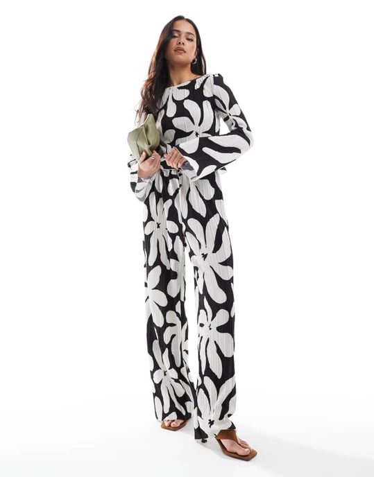 Vero Moda long sleeve boatneck plisse top co-ord in monochrome floral print - Image 2