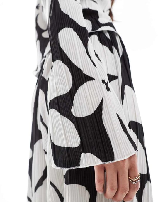 Vero Moda long sleeve boatneck plisse top co-ord in monochrome floral print - Image 3
