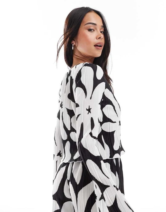 Vero Moda long sleeve boatneck plisse top co-ord in monochrome floral print - Image 4