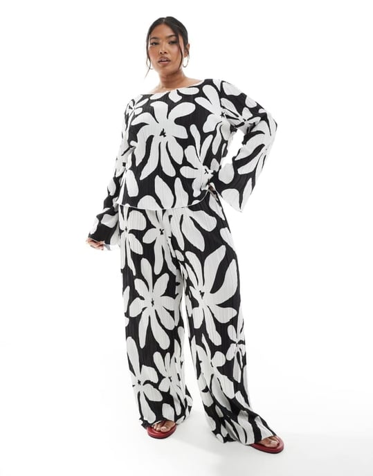 Vero Moda Curve long sleeve boatneck plisse top in monochrome floral print - Image 2