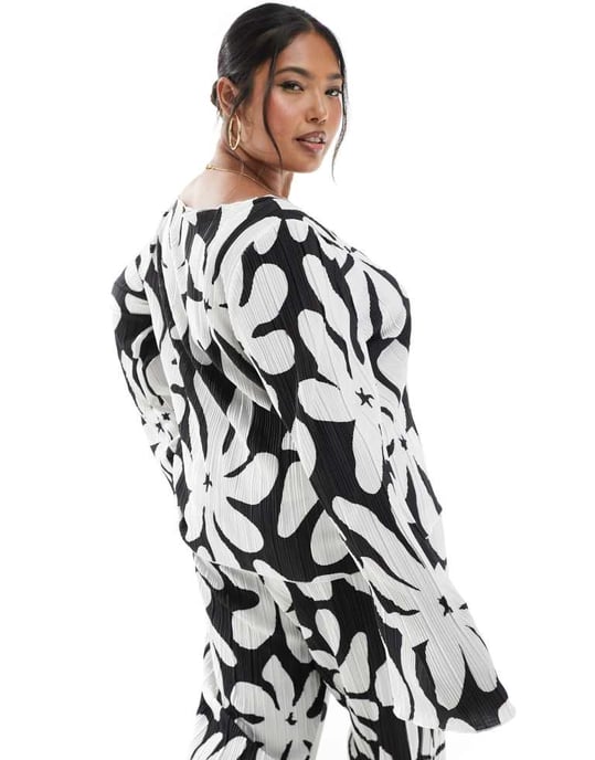 Vero Moda Curve long sleeve boatneck plisse top in monochrome floral print - Image 4