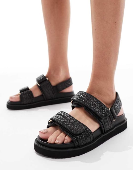 schuh Tiesha fotbäddsandaler i svart rafia - Image 1