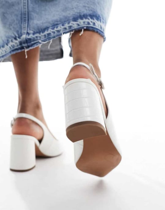 ASOS DESIGN Bred Passform Sutton slingback medelhöga klackar i vit krokodilprint - Image 2