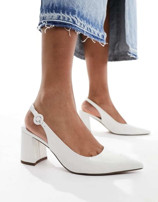 ASOS DESIGN Bred Passform Sutton slingback medelhöga klackar i vit krokodilprint - Image 4