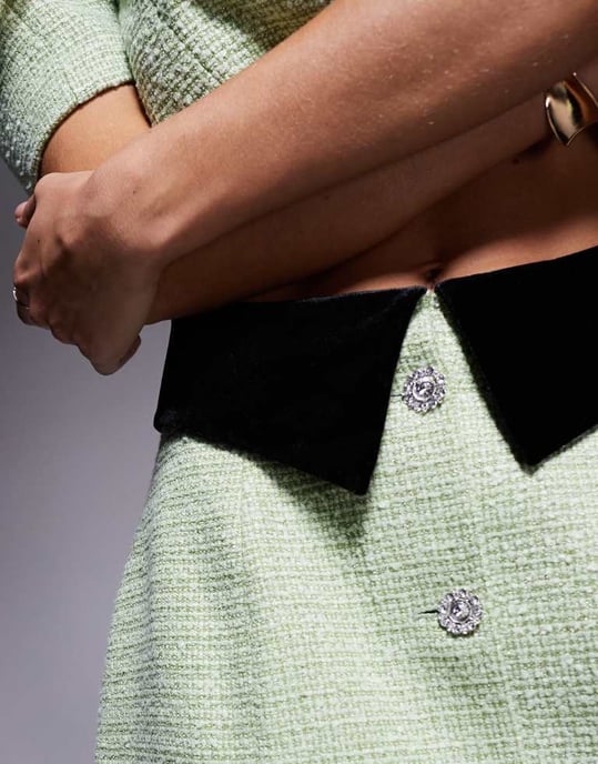 ASOS LUXE bouclé- och sammet co-ord minikjol med dekorerade knappar i olivgrönt - Image 3