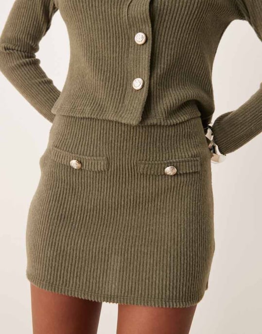 ASOS DESIGN koord borstad ribbad minikjol i khaki - Image 2