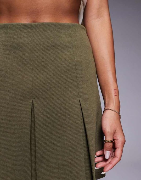ASOS DESIGN plisserad jersey twill minikjol i khaki - Image 2