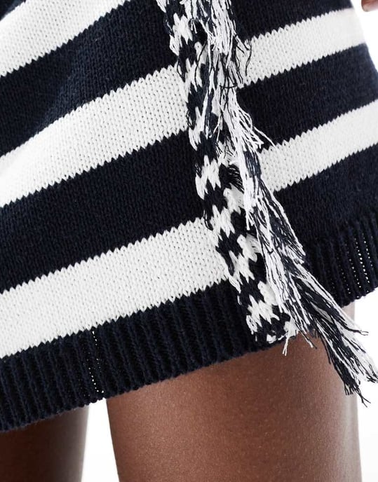 ASOS DESIGN mid rise stickad mini kjol med fransar i mono rand - Image 3