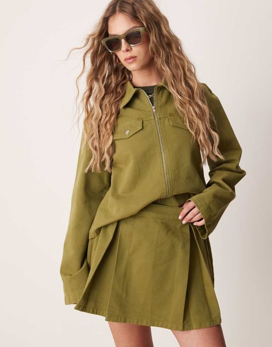 ASOS DESIGN denim mini kjol med boxveck i olivgrön - Image 3