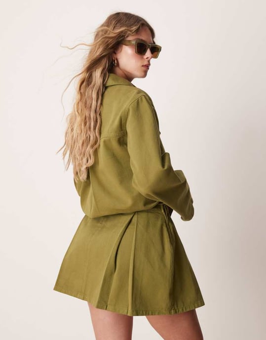 ASOS DESIGN denim mini kjol med boxveck i olivgrön - Image 4