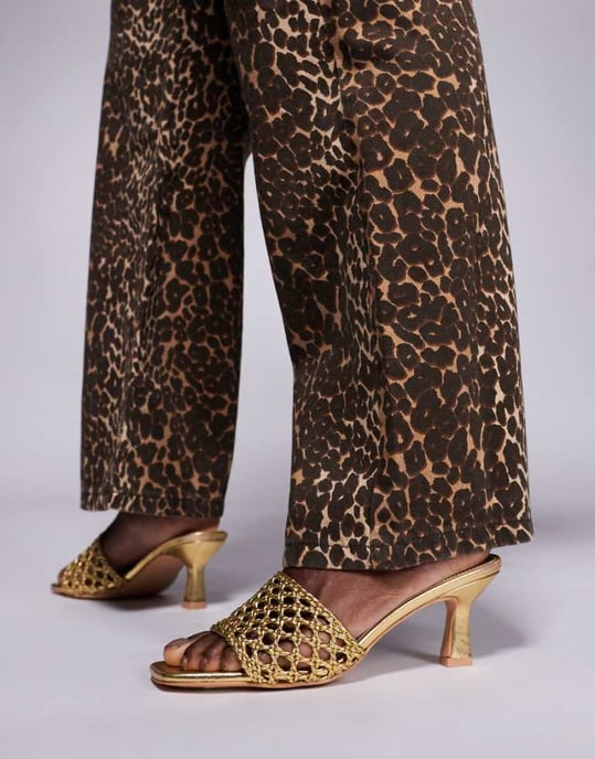 Public Desire Maribelle vävda kitten heel mule sandaler i guld - Image 1