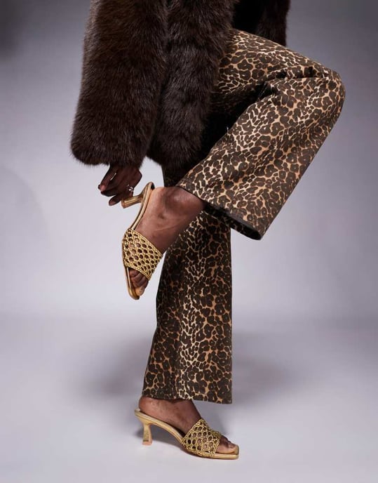 Public Desire Maribelle vävda kitten heel mule sandaler i guld - Image 2