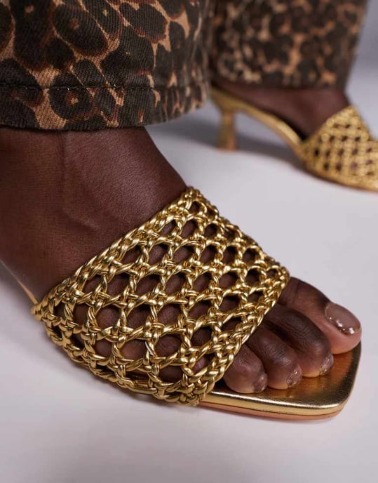 Public Desire Maribelle vävda kitten heel mule sandaler i guld - Image 3