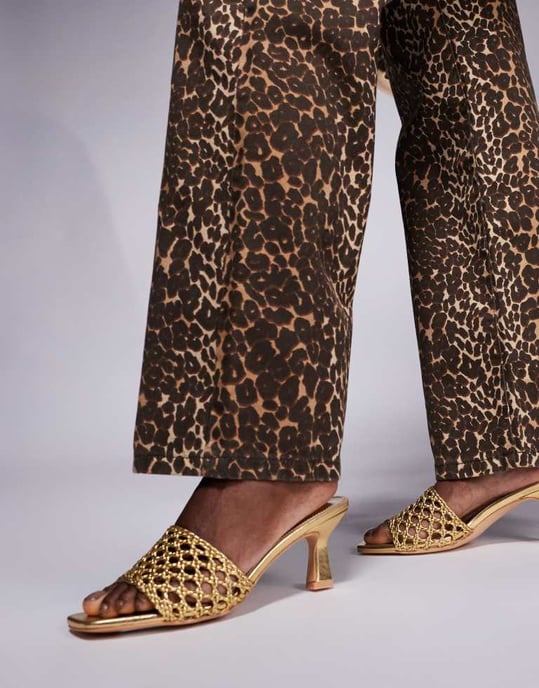 Public Desire Maribelle vävda kitten heel mule sandaler i guld - Image 4