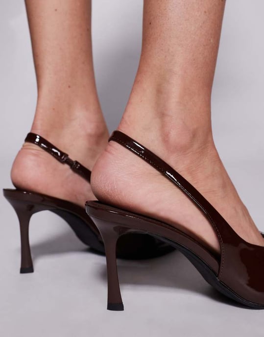 Simmi London Layana slingback courtsko i patenterat brunt - Image 4