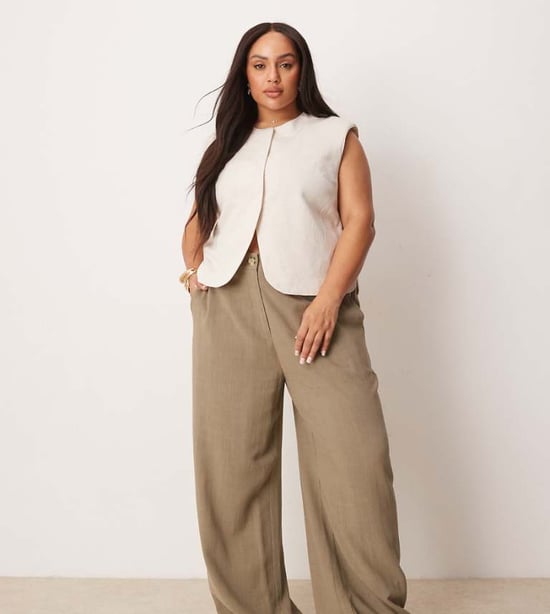 ASOS DESIGN Curve avslappnade raka benbyxor i linne i khaki - Image 1