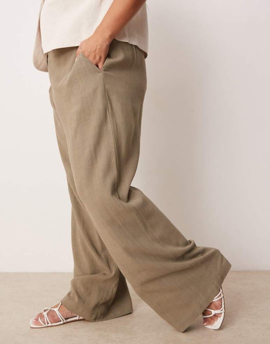 ASOS DESIGN Curve avslappnade raka benbyxor i linne i khaki - Image 2