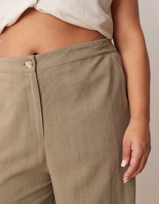 ASOS DESIGN Curve avslappnade raka benbyxor i linne i khaki - Image 3